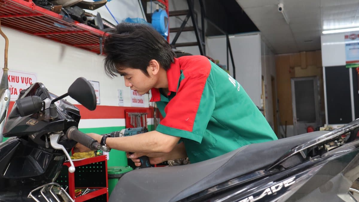 Xe máy bị chảy nhớt: nguyên nhân và cách xử lý